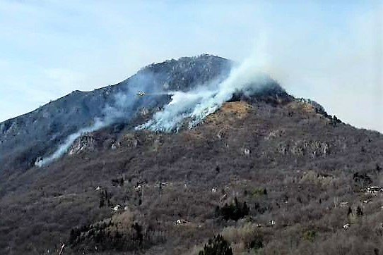 Incendio sul Monte Pidaggia, oggi le operazioni di spegnimento con Canadair ed elicotteri