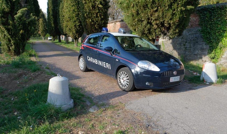 Cade da 20 metri mentre pota le piante. Tragedia sul lavoro a Olgiate Comasco