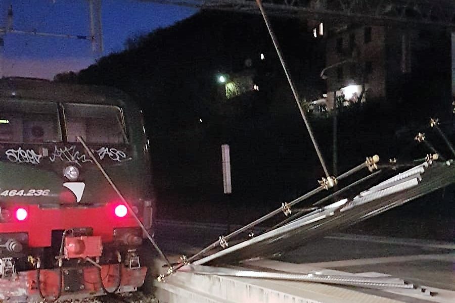 Forte vento nel Comasco, decine di interventi dei vigili del fuoco: strade chiuse e pericolo detriti per gli automobilisti