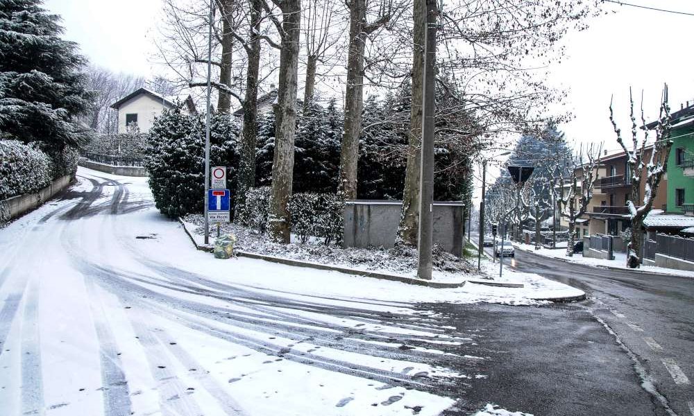Emergenza neve, possibile chiusura delle scuole. La valutazione della prefettura