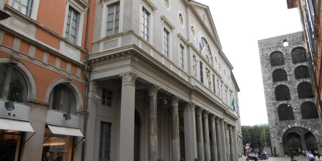 Bottiglie e immondizia contro un clochard: tre giovani denunciati