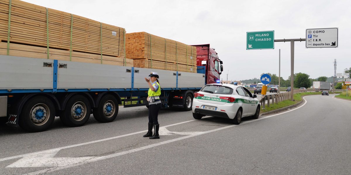 Dogana svizzera chiusa per la Pentecoste, in autostrada 20 chilometri di camion