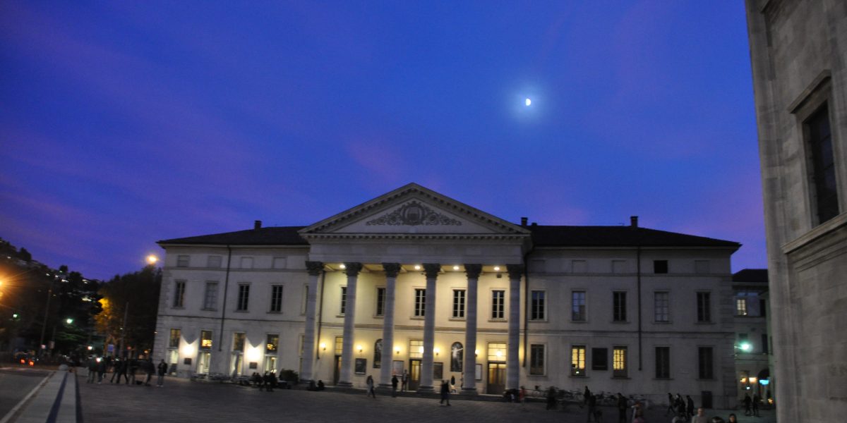 Dietro le quinte in teatro  e alla fine si brinda