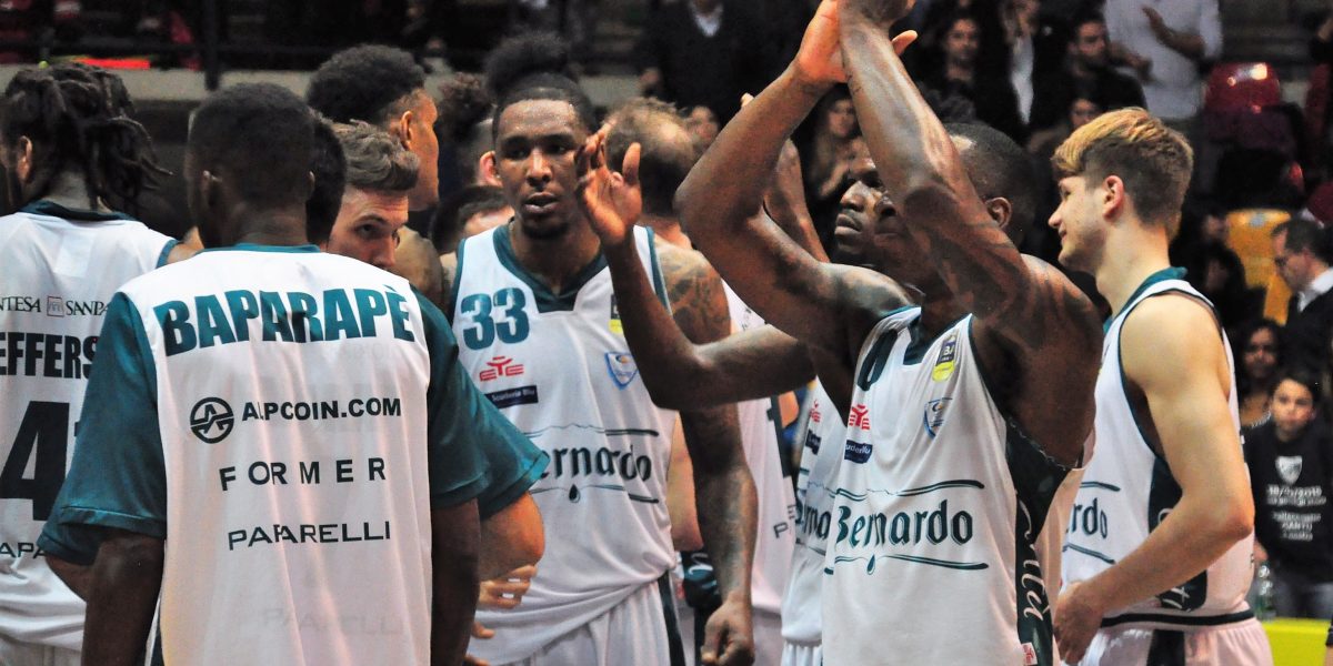 Basket, Cantù conquista il  derby con Varese e continua a sognare i playoff