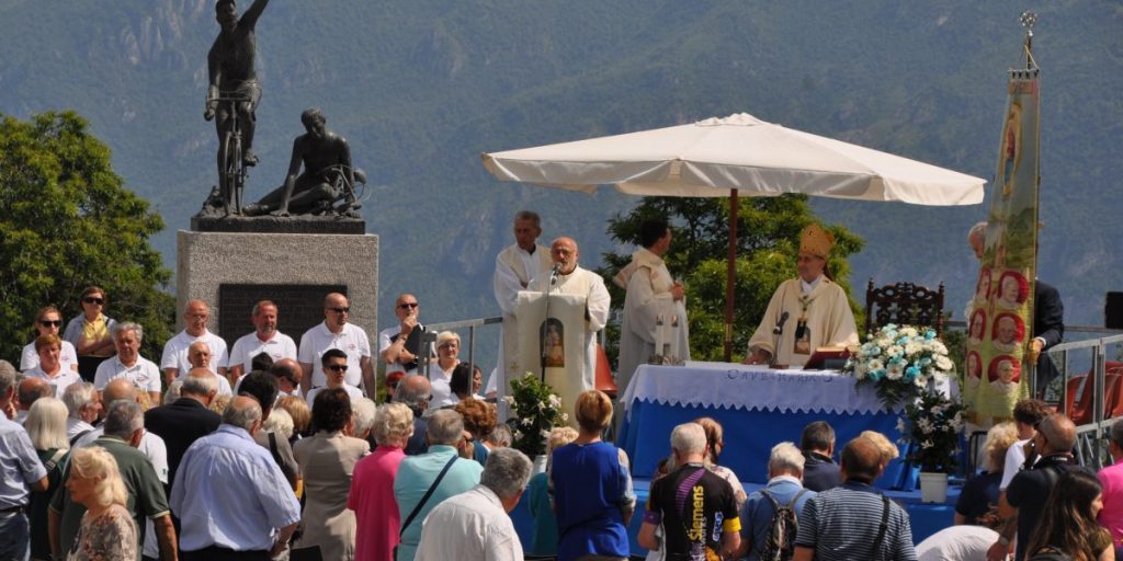 «Pedalare è una poesia,  un dono speciale».  Ghisallo, l’arcivescovo Mario Delpini esalta il ciclismo LE FOTO