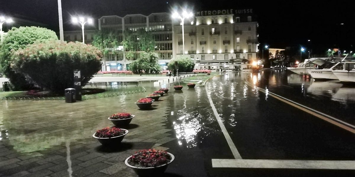 Como, lago in piazza Cavour e piena nella notte. Lungolario chiuso per tutti anche oggi e domani