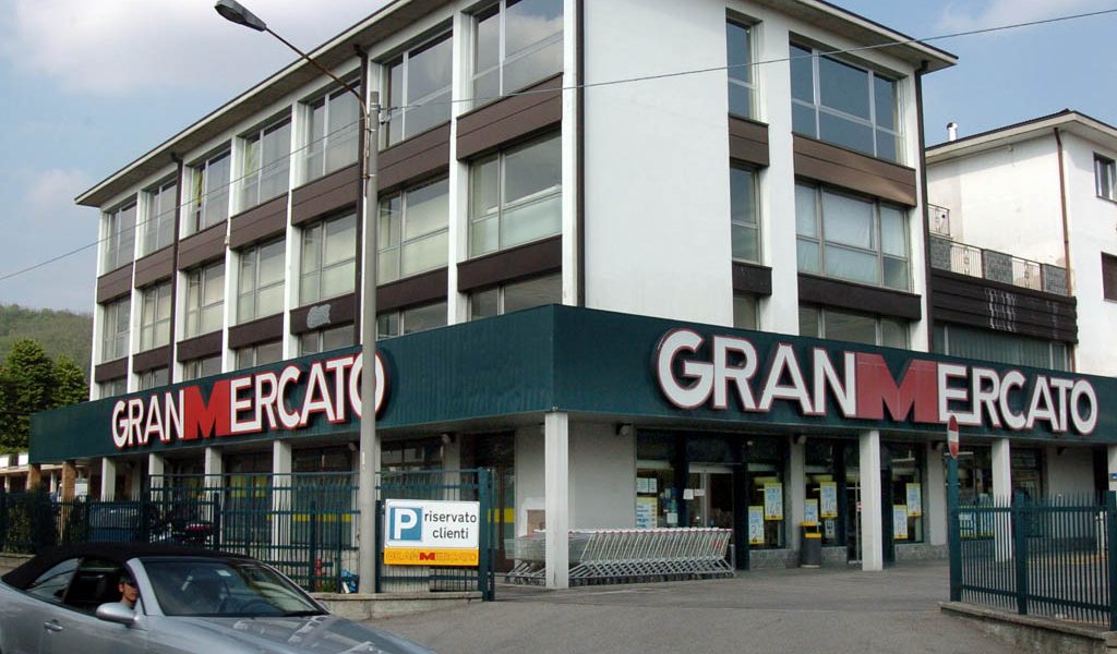 Gran Mercato: 2.600 euro il bottino. L’assalto ripreso dalle telecamere del negozio