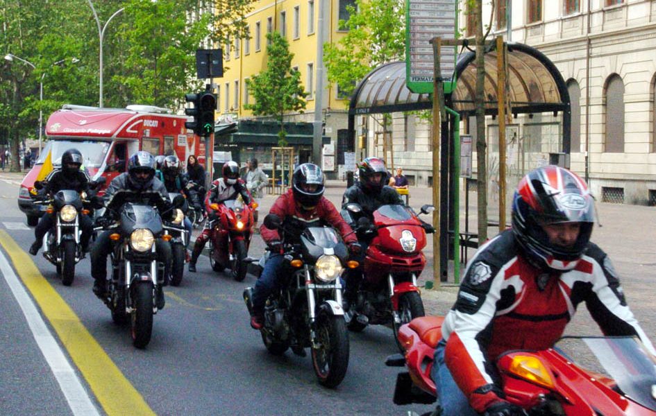Domenica il 1° raduno Desmo Como Lake tra la città il Ghisallo