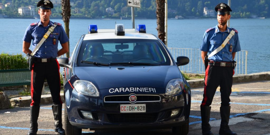 Menaggio, fa esplodere il posteriore del cavallo delle giostre, denunciato