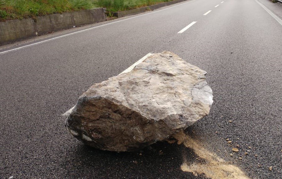 Frana sulla Statale 36 a Lierna. Per ora la strada rimane chiusa con pesanti disagi per il traffico
