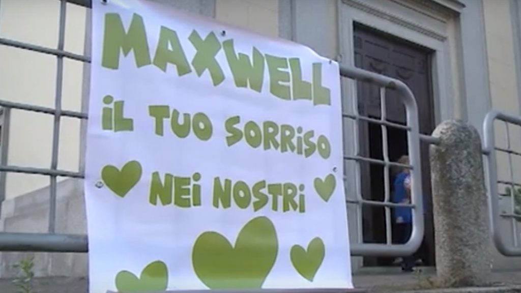 «Il tuo sorriso nei nostri cuori». Il commosso addio a Maxwell, il giovane annegato in viale Geno