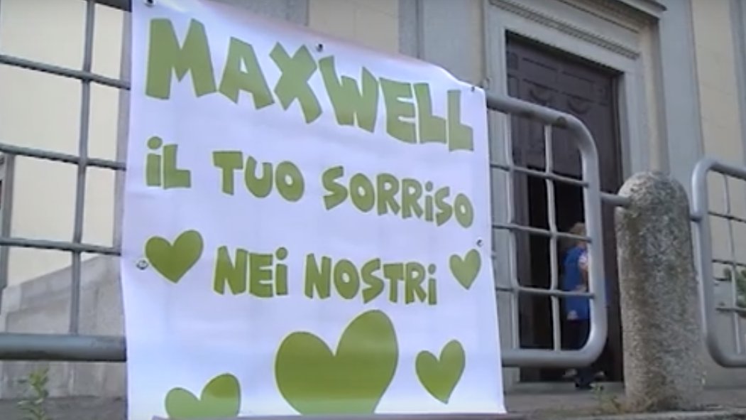 «Il tuo sorriso nei nostri cuori». Il commosso addio a Maxwell, il giovane annegato in viale Geno
