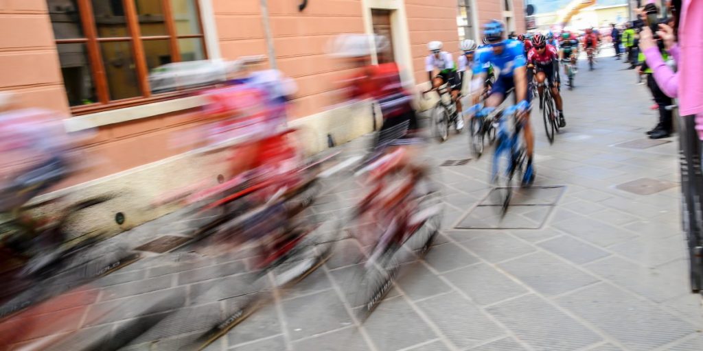 Il Giro a Como, istruzioni per l’uso. Limitazioni al traffico, strade chiuse, parcheggi, consigli utili e orari da rispettare