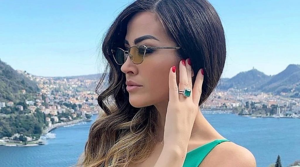 Giorgia Palmas e la foto con il Lago di Como sullo sfondo