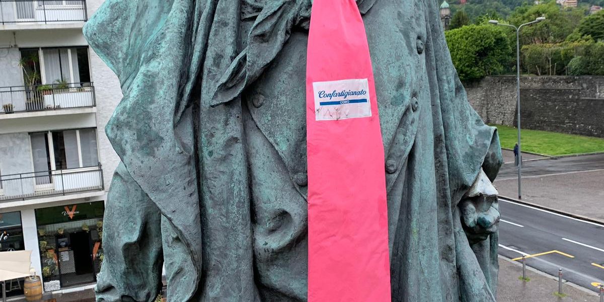 Cravatta rosa per il “Giro” su Garibaldi e Volta