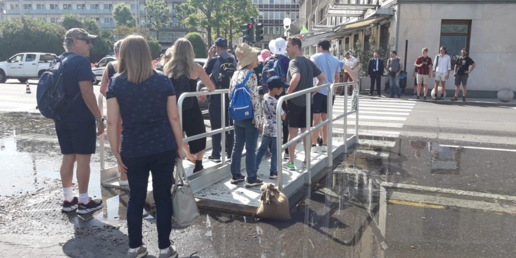 Il Lario è esondato in piazza Cavour, chiuso tutto il lungolago
