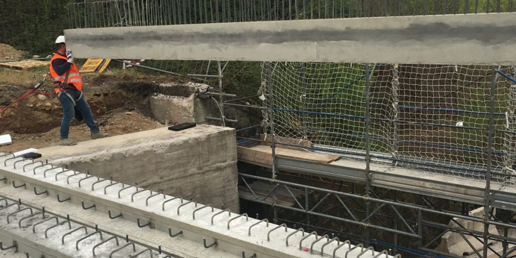 Carimate, posate le travi necessarie per riaprire il ponte