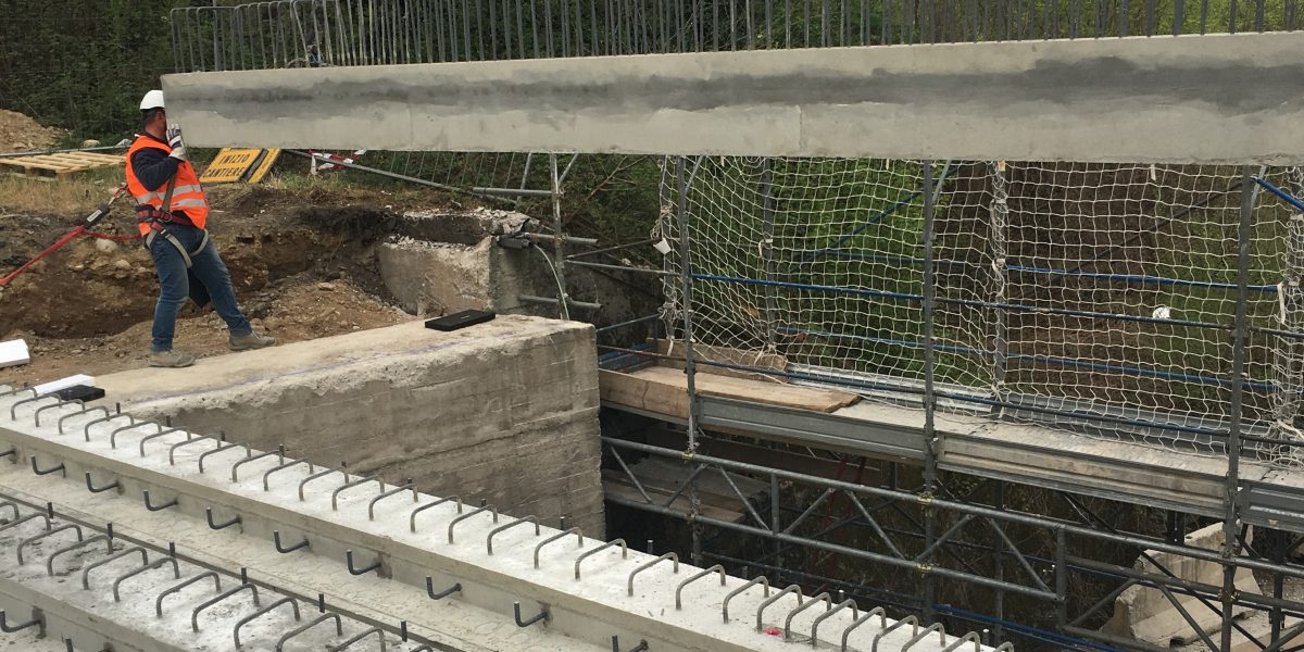 Carimate, posate le travi necessarie per riaprire il ponte