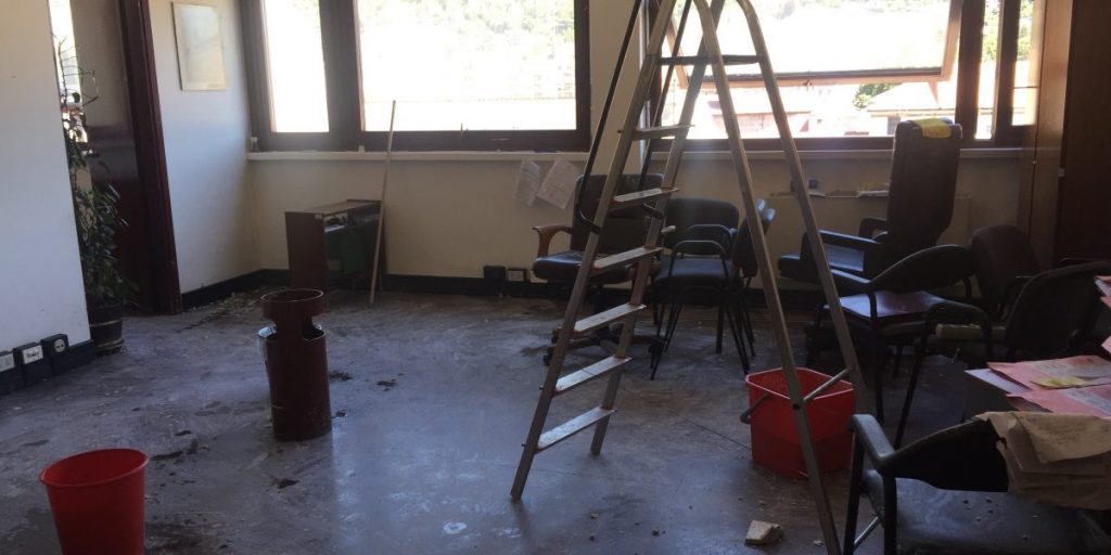 Cede un controsoffitto a Palazzo di Giustizia
