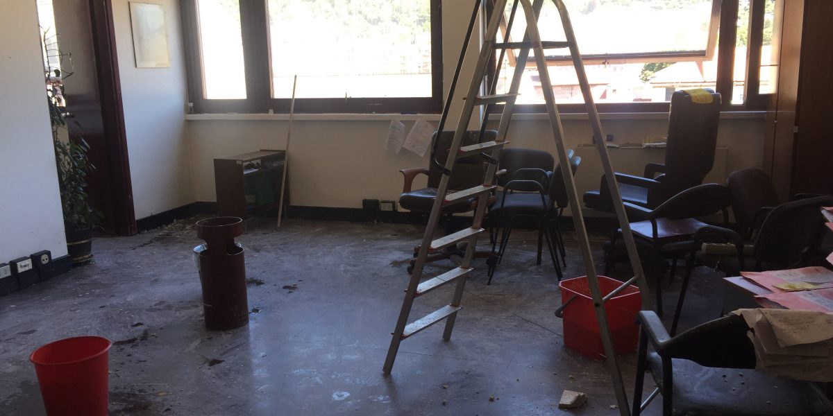 Cede un controsoffitto a Palazzo di Giustizia
