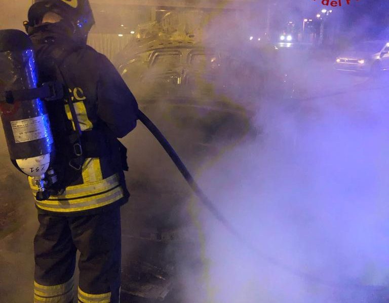 Montorfano, auto in fiamme in piazza Roma