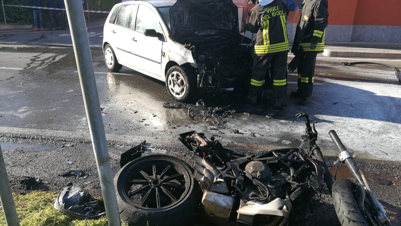 Centauro si schianta in moto e viene avvolto dalle fiamme: gravissimo un uomo di Rovellasca