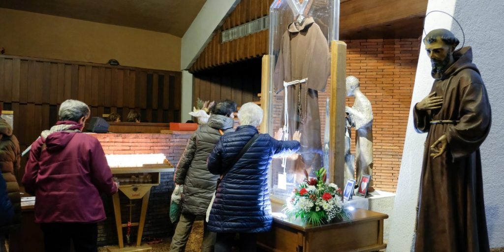 Il saio di Padre Pio resterà a Como fino a domani