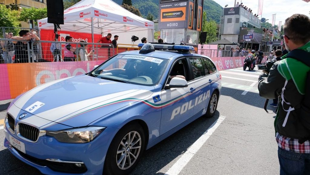 Con l’auto in mezzo ai ciclisti che volano verso il traguardo: denunciato comasco