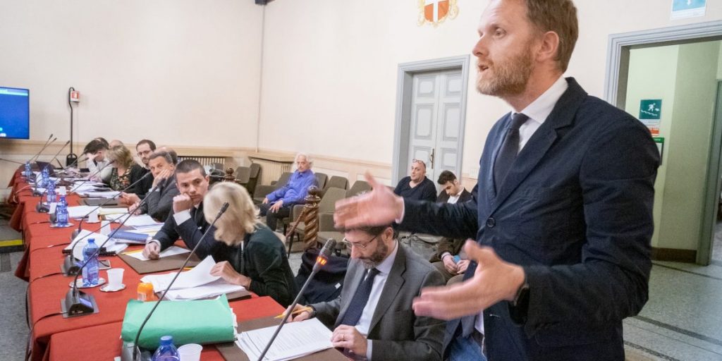 Rapinese contro gli azzurri: «Leoni di pezza». E il PD chiede le dimissioni del sindaco