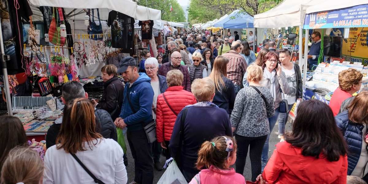 Cibo e curiosità in 166 bancarelle. Folla alla fiera lungo le mura del capoluogo lariano