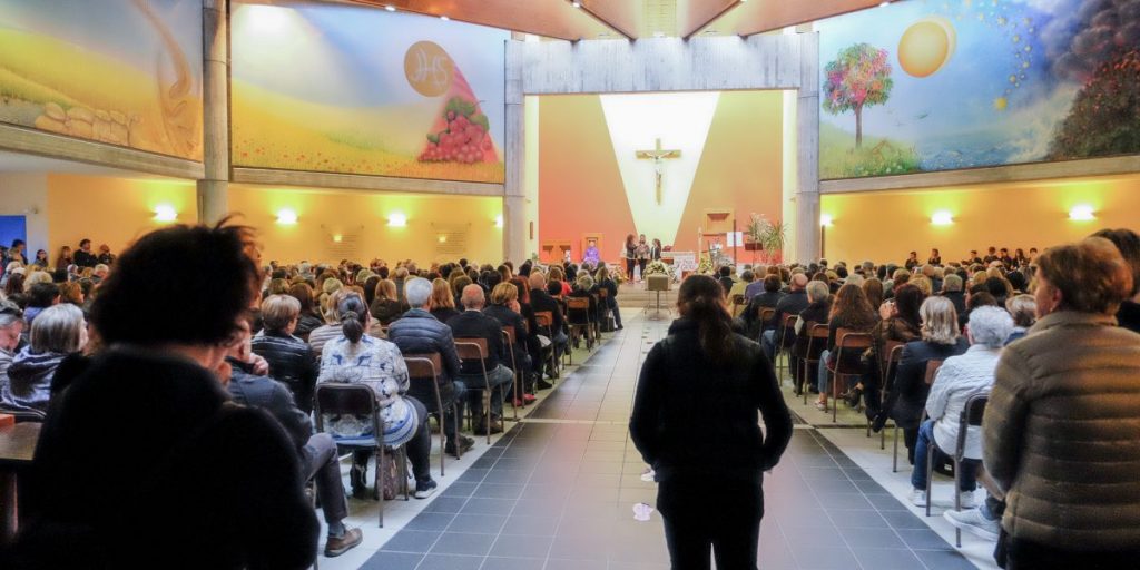 Folla, commozione e dolore all’ultimo saluto alla professoressa scomparsa