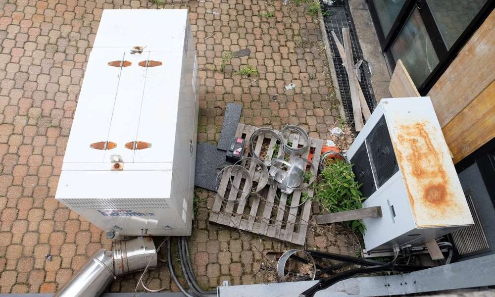 Forno crematorio chiuso da tre anni, le immagini del degrado