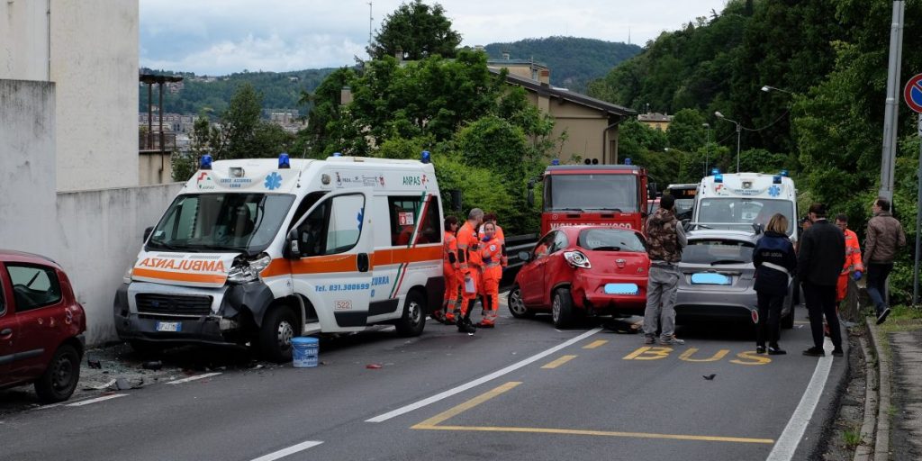 Incidente in via Bixio: coinvolte un’ambulanza e tre auto