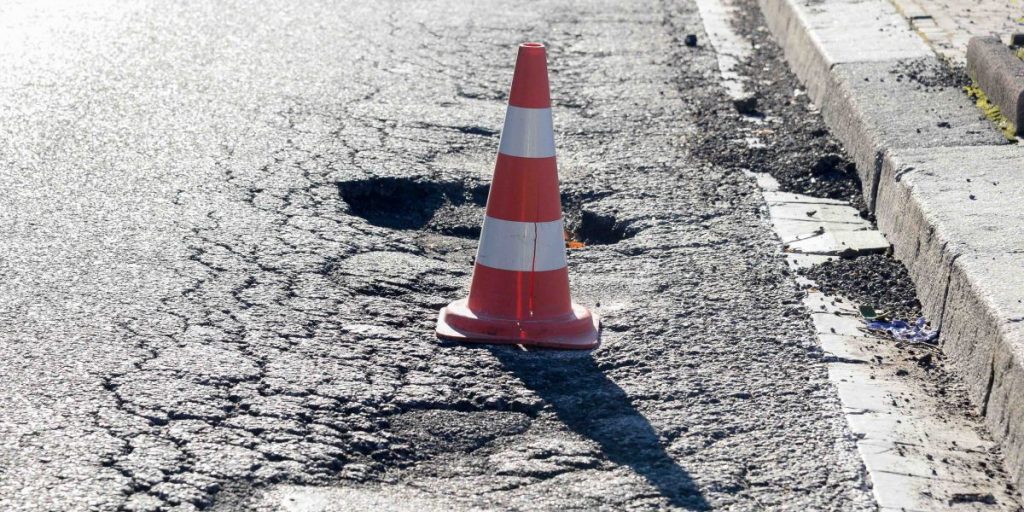 Buche in città, è un percorso ad ostacoli. Situazione critica da Tavernola a Lazzago