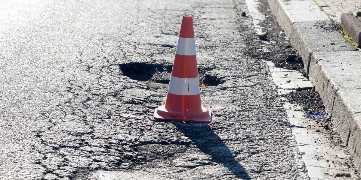 Buche in città, è un percorso ad ostacoli. Situazione critica da Tavernola a Lazzago