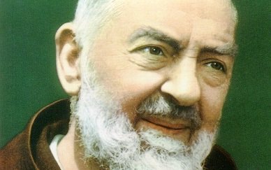 Arriva a Como il saio di Padre Pio