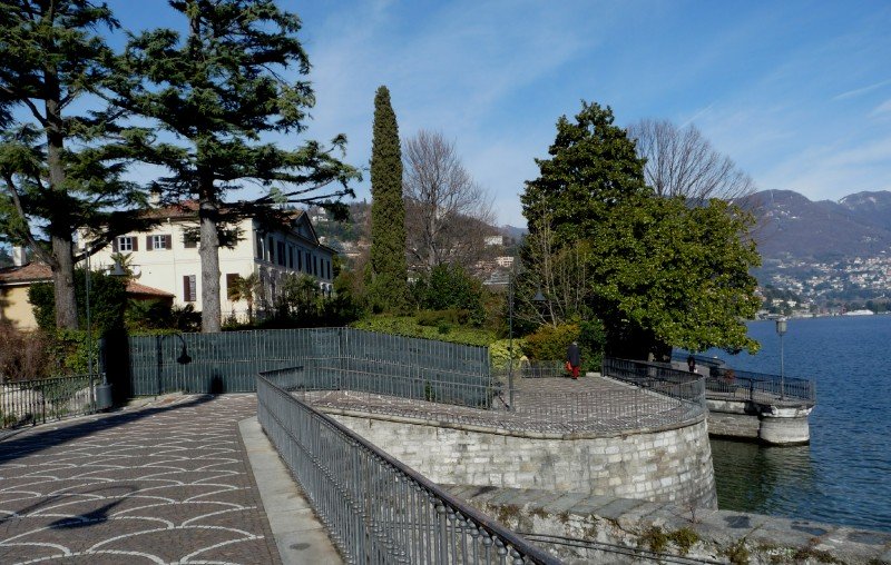 Donna di 44 anni salvata da due agenti e da un passante