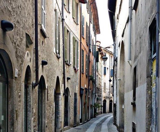 Litiga con la vicina e abbatte la porta di casa in via Vitani: il giudice condanna una 50enne