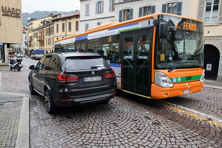 Auto lasciata per due ore contromano e sulla corsia dei bus
