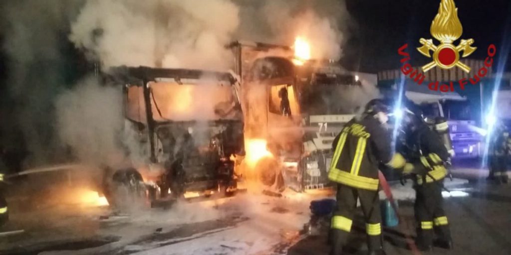 Due camion in fiamme a Lomazzo. Intervengono i vigili del fuoco