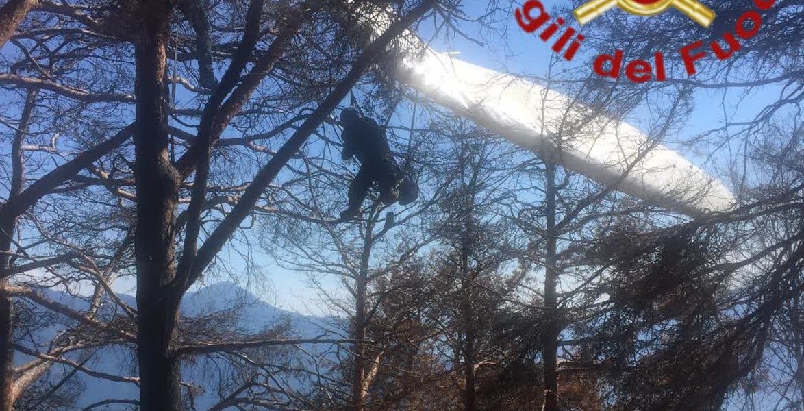 Cade deltaplano a Sorico: 64enne soccorso tra gli alberi