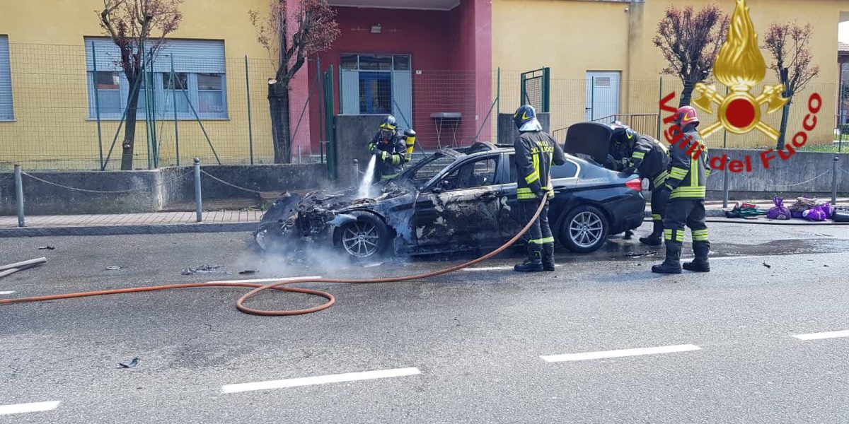 Auto in fiamme a Tavernerio: intervento dei vigili del fuoco