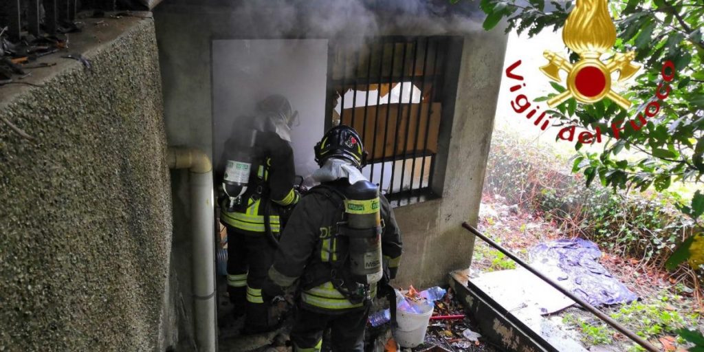 Incendio in un riparo di via Regina Teodolinda: nessun ferito