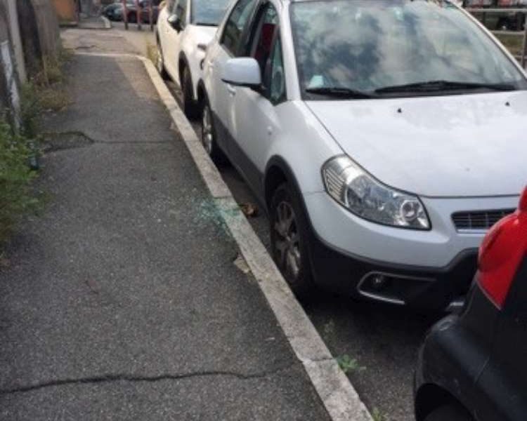 Como, raid tra viale Innocenzo e via Barelli, finestrini in frantumi