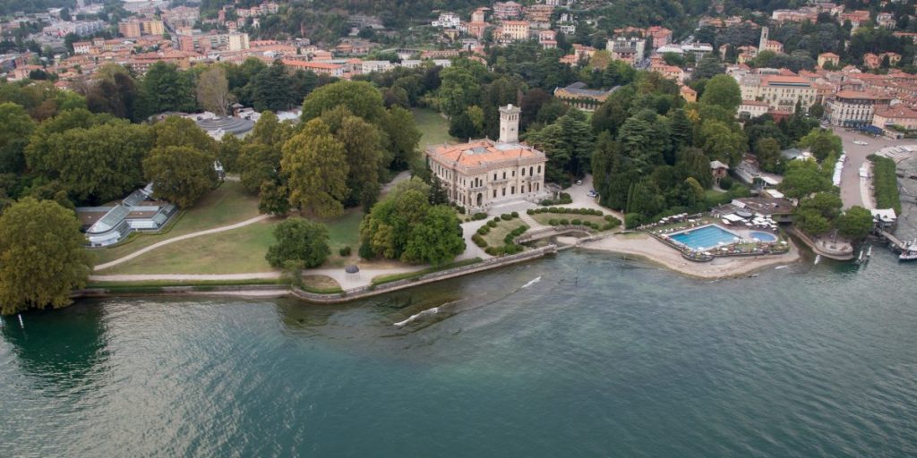 Invasione di pianoforti a Villa Erba