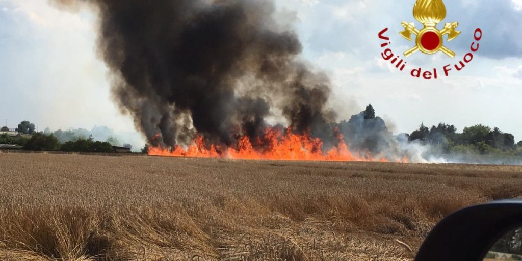 Incendio a Saronno, mobilitate quattro squadre dei vigili del fuoco dalla provincia di Como
