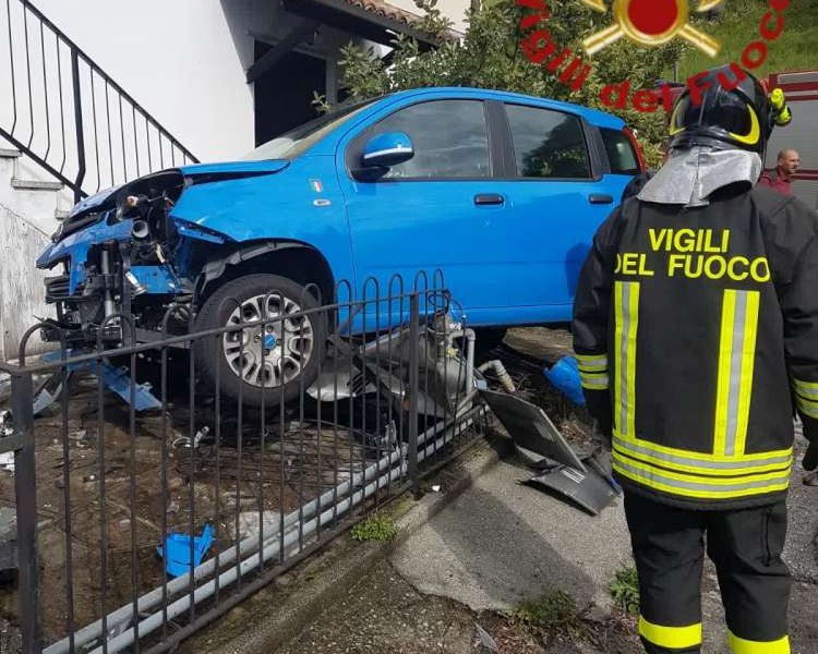 L’auto finisce sul contatore del gas