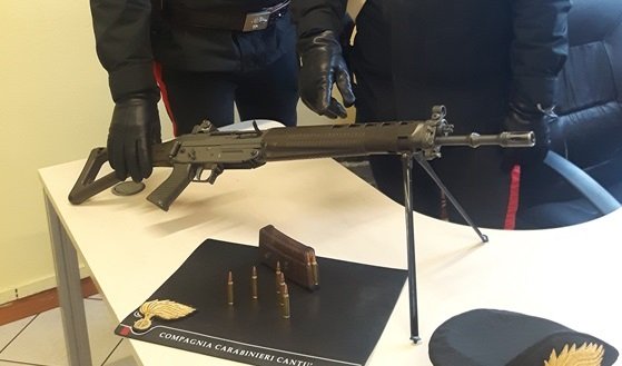 Due uomini arrestati a Cantù, avevano un mitragliatore da guerra in auto