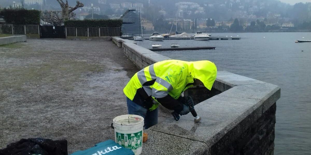 Intervento antidegrado di “Per Como Pulita” al Monumento ai Caduti