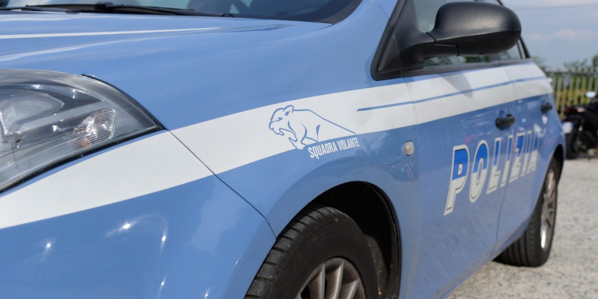 Lancia sassi contro le auto: arrestato un 23enne straniero